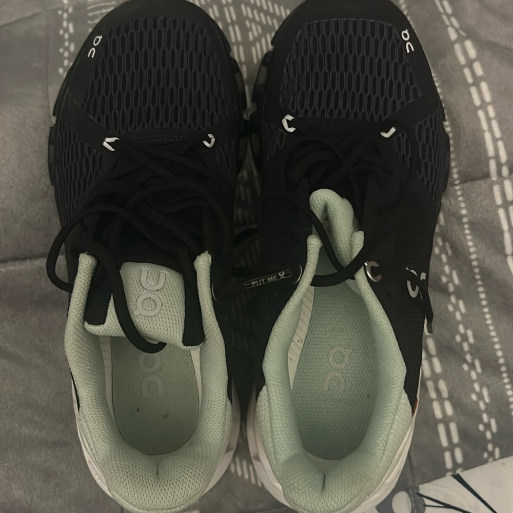 On Cloud Women’s Running Shoes Size 5